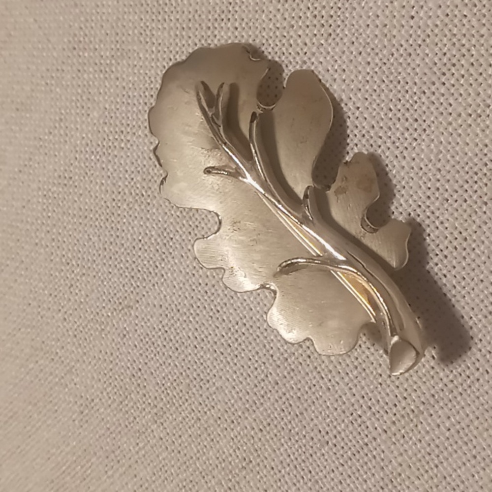 Vintage Oak leaf broach Lapel pin